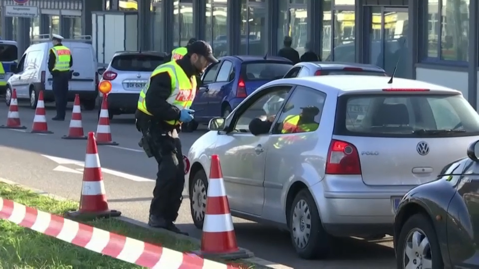Un policia parla amb conductor a Kehl, a la frontera entre Alemanya i França Un policia parla amb conductor a Kehl, a la frontera entre Alemanya i França