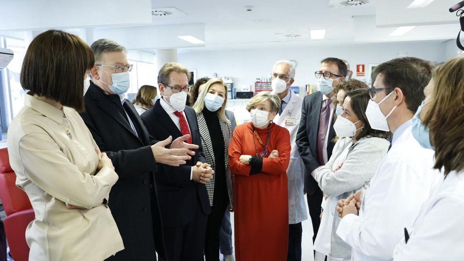 Diana Morant, Ximo Puig i Miguel Mínguez acompanyen l'oncòloga Ana Lluch en una visita a l'Incliva