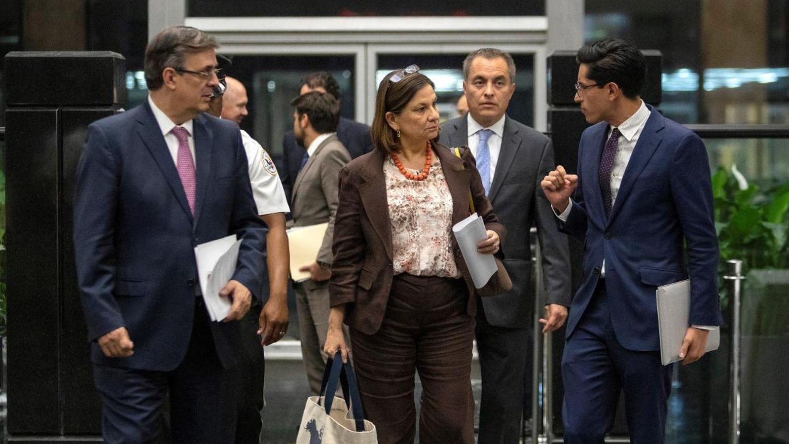 La delegació mexicana a l'eixida de la reunió amb els Estats Units