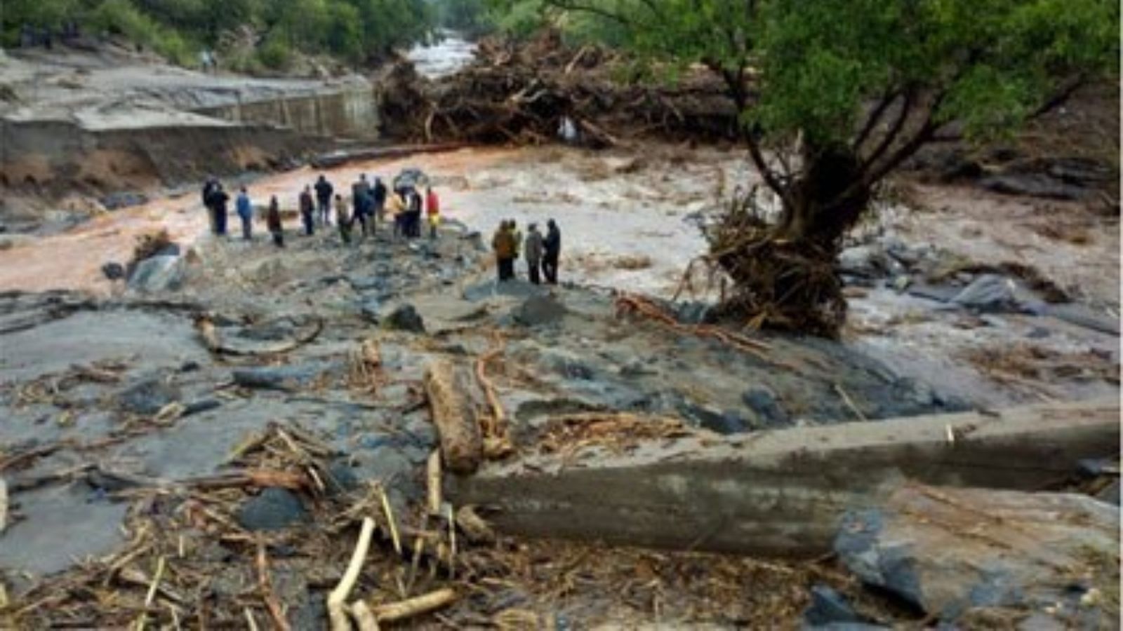 Les intenses pluges registrades els últims dies provoquen soterraments i la destrucció d'infraestructures