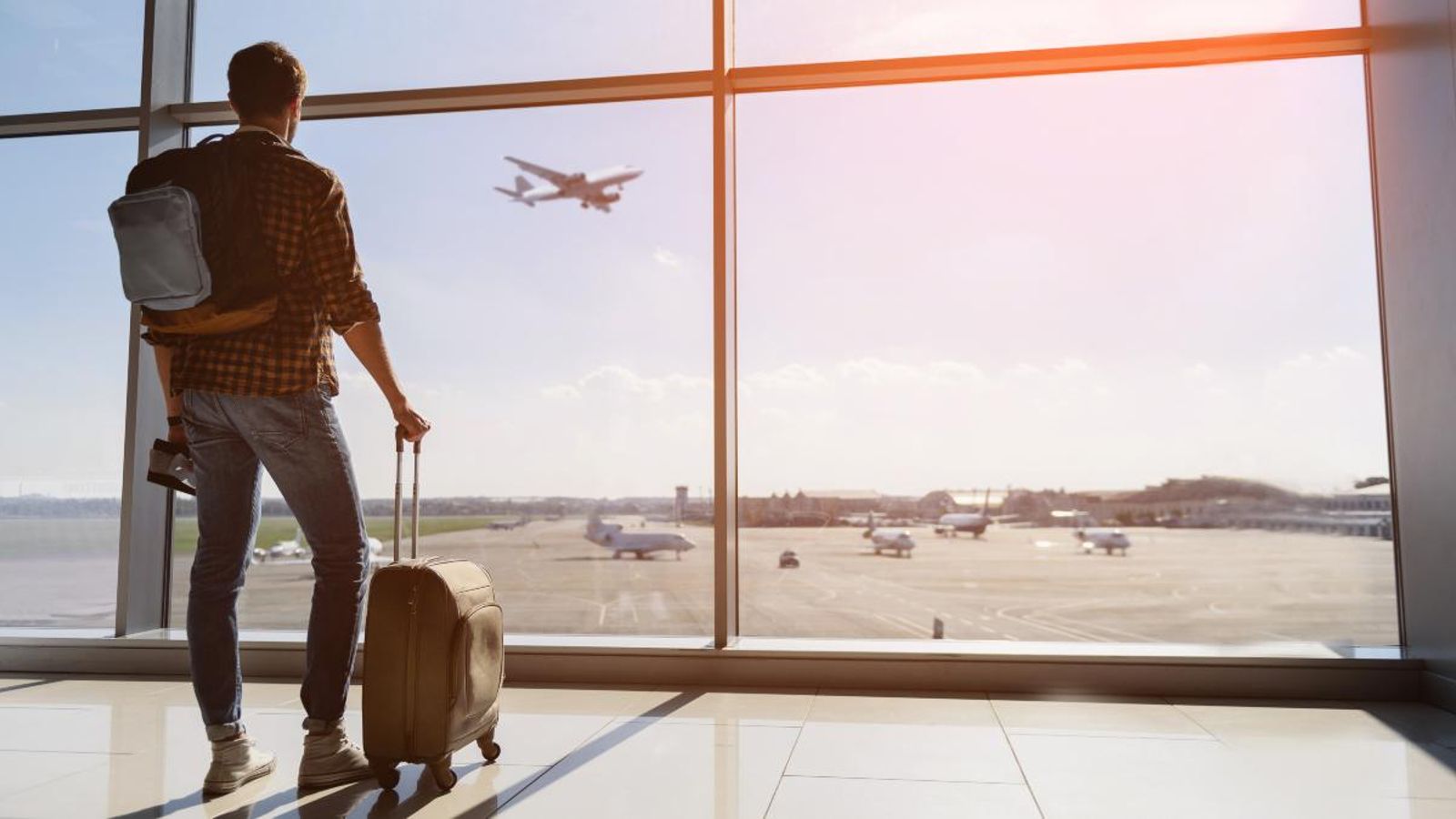 Un viatger espera el seu vol en la terminal d'un aeroport