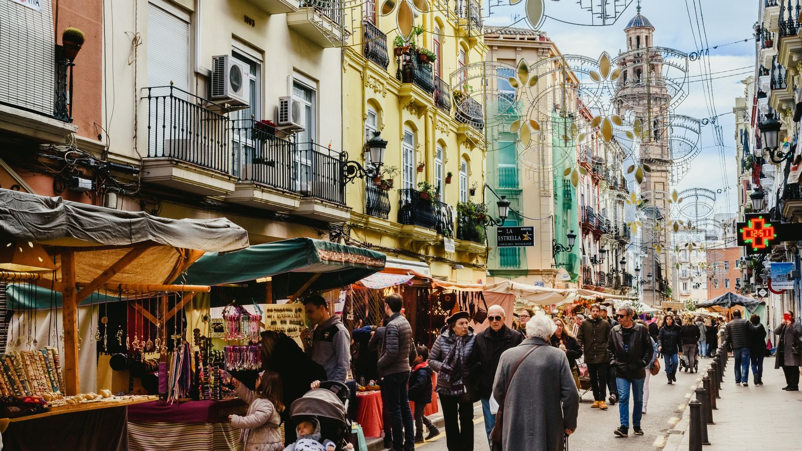Un carrer comercial al centre de València