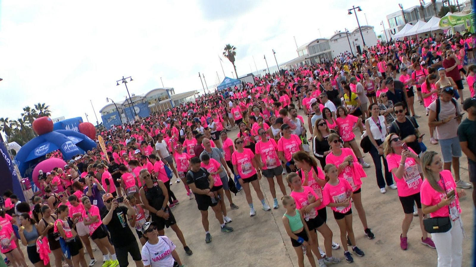 La marea rosa torna a recórrer València