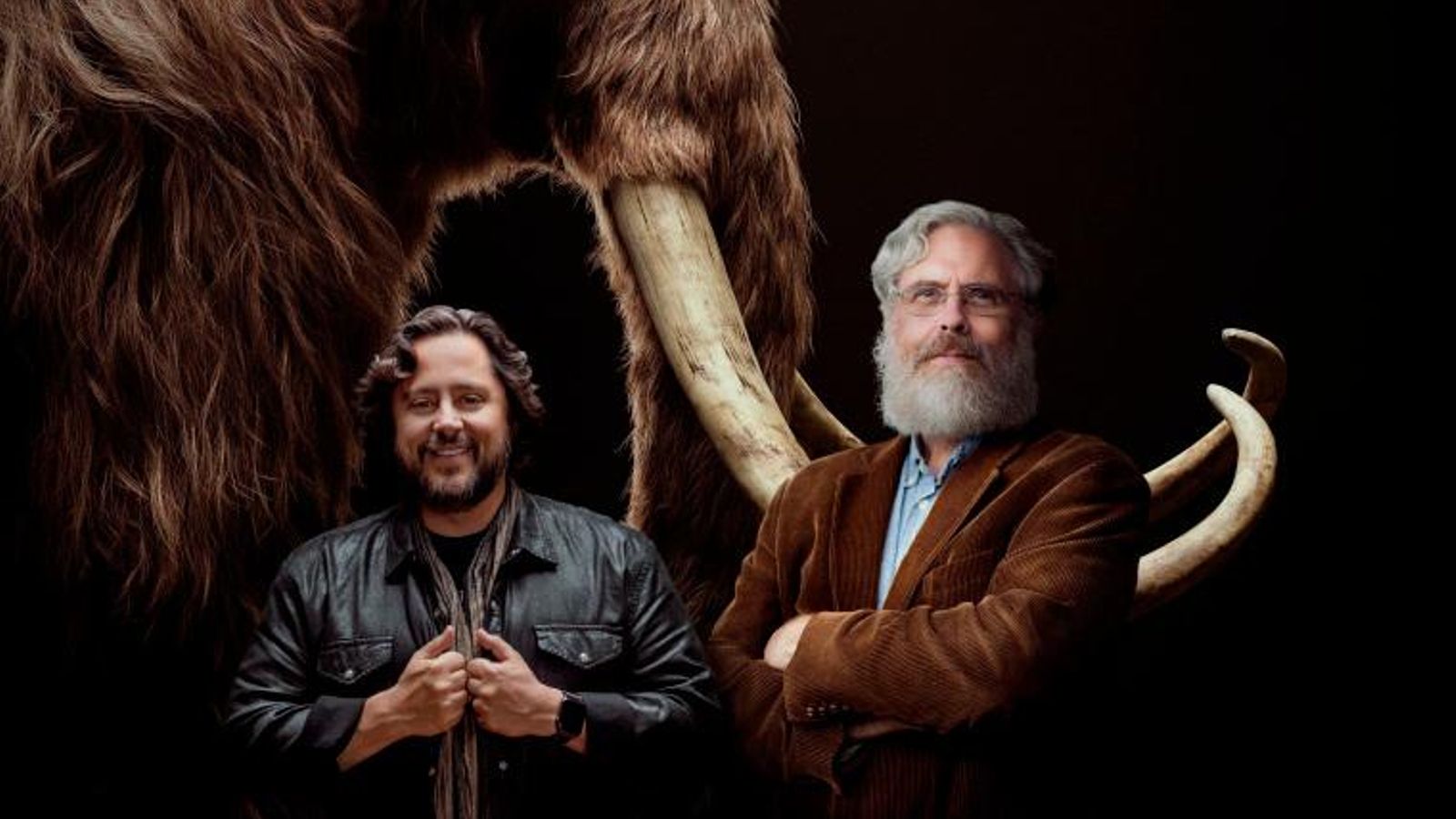 Els científics i cofundadors de Colossal, Ben Lamm i George Church, amb la imatge d'un mamut