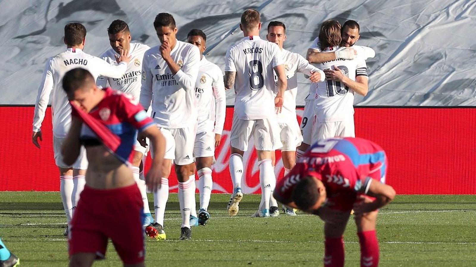 Els jugadors de l'Elx es lamenten després d'un dels gols del Madrid