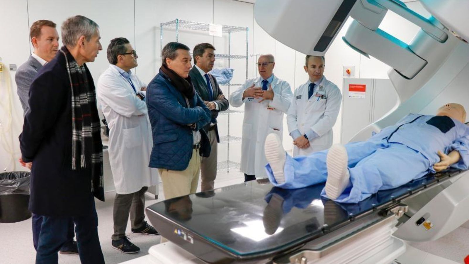 El president de la Generalitat, Carlos Mazón, i el conseller de Sanitat, Marciano Gómez, en l'hospital La Fe de València