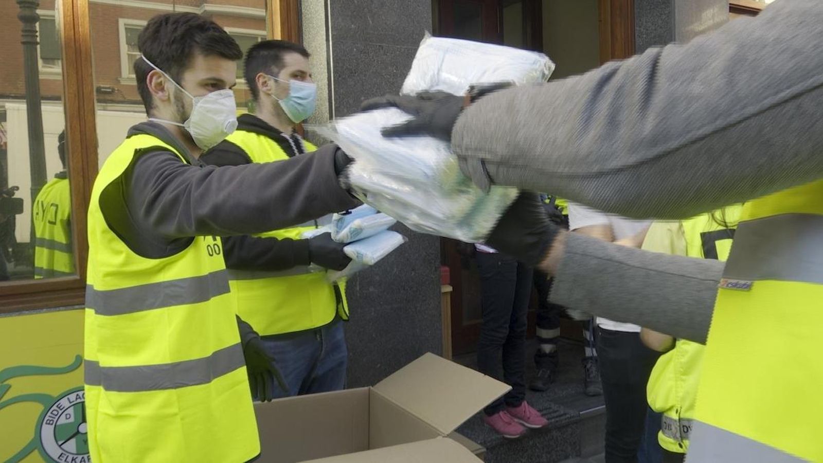 Voluntaris de la DYA s'aprovisionen de mascaretes