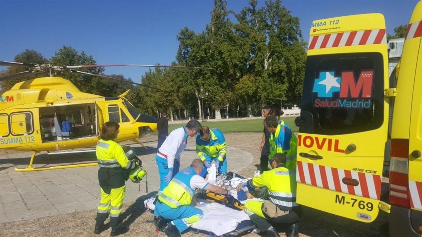 El fill s'ha interposat per a evitar l'atac i ha rebut diverses punyalades greus al coll i el tòrax
