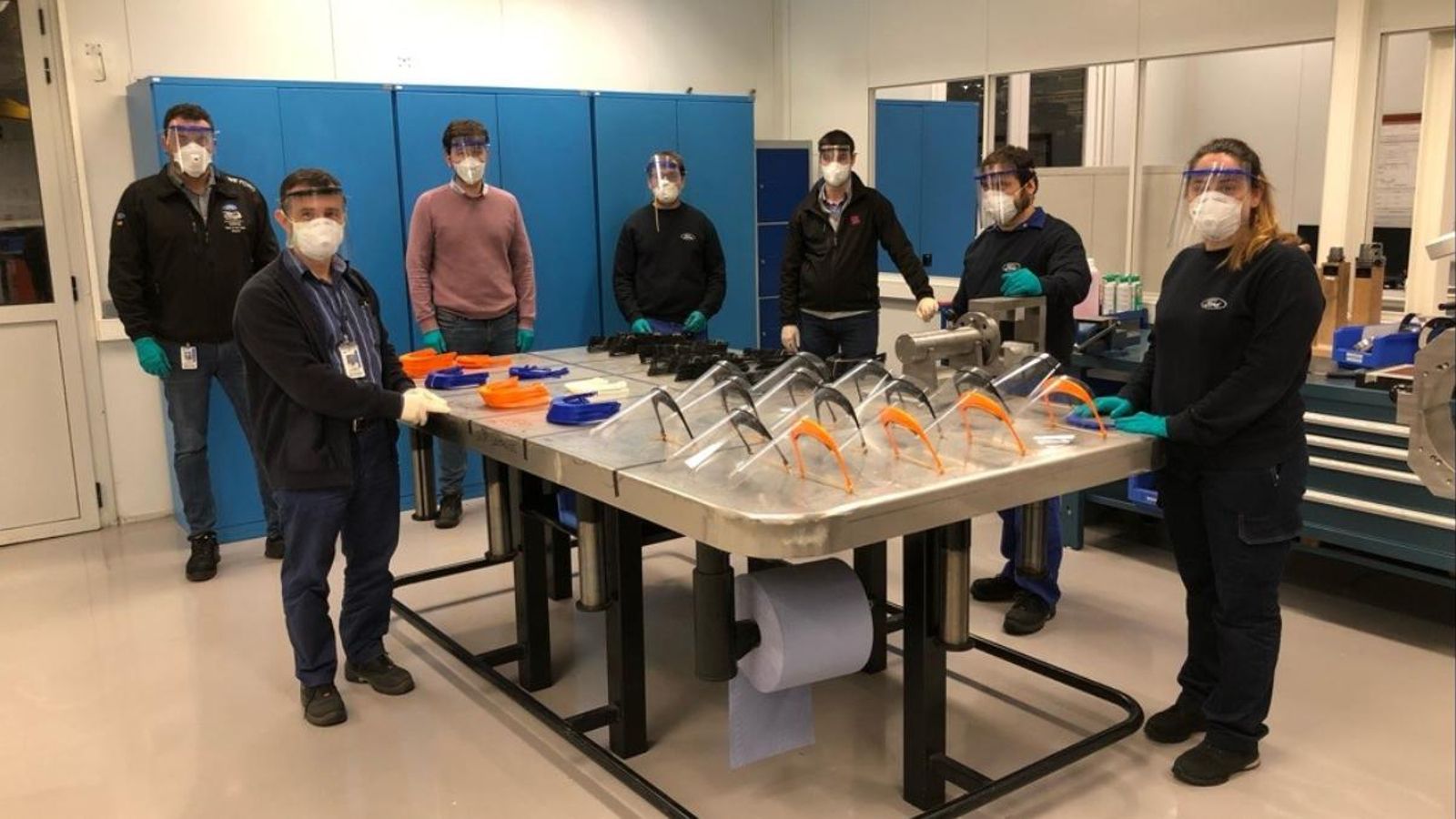 Imatge d'arxiu de treballadors de Ford que participen en la fabricació de les mascaretes