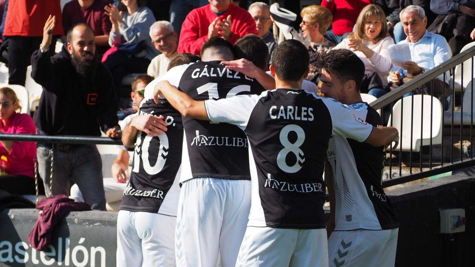 Els jugadors albinegres celebren un dels tres gols marcats