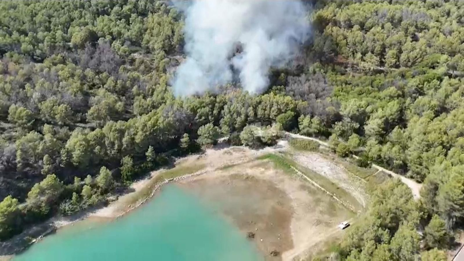 Imatges de l'incendi a l'embassament del Sitjar, a Onda