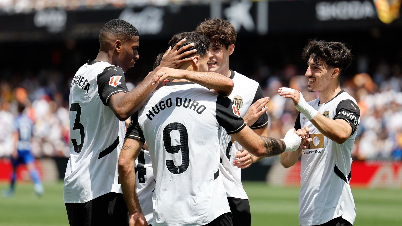 Els jugadors del València celebren un dels gols