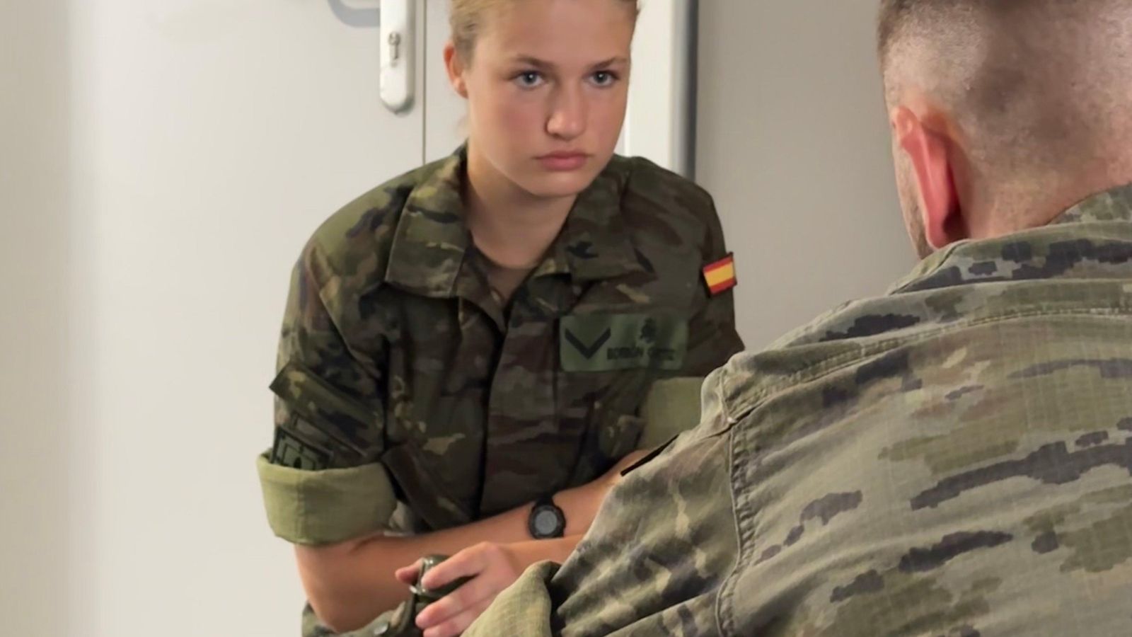 La cadete Borbón Ortiz atén a les instruccions militars