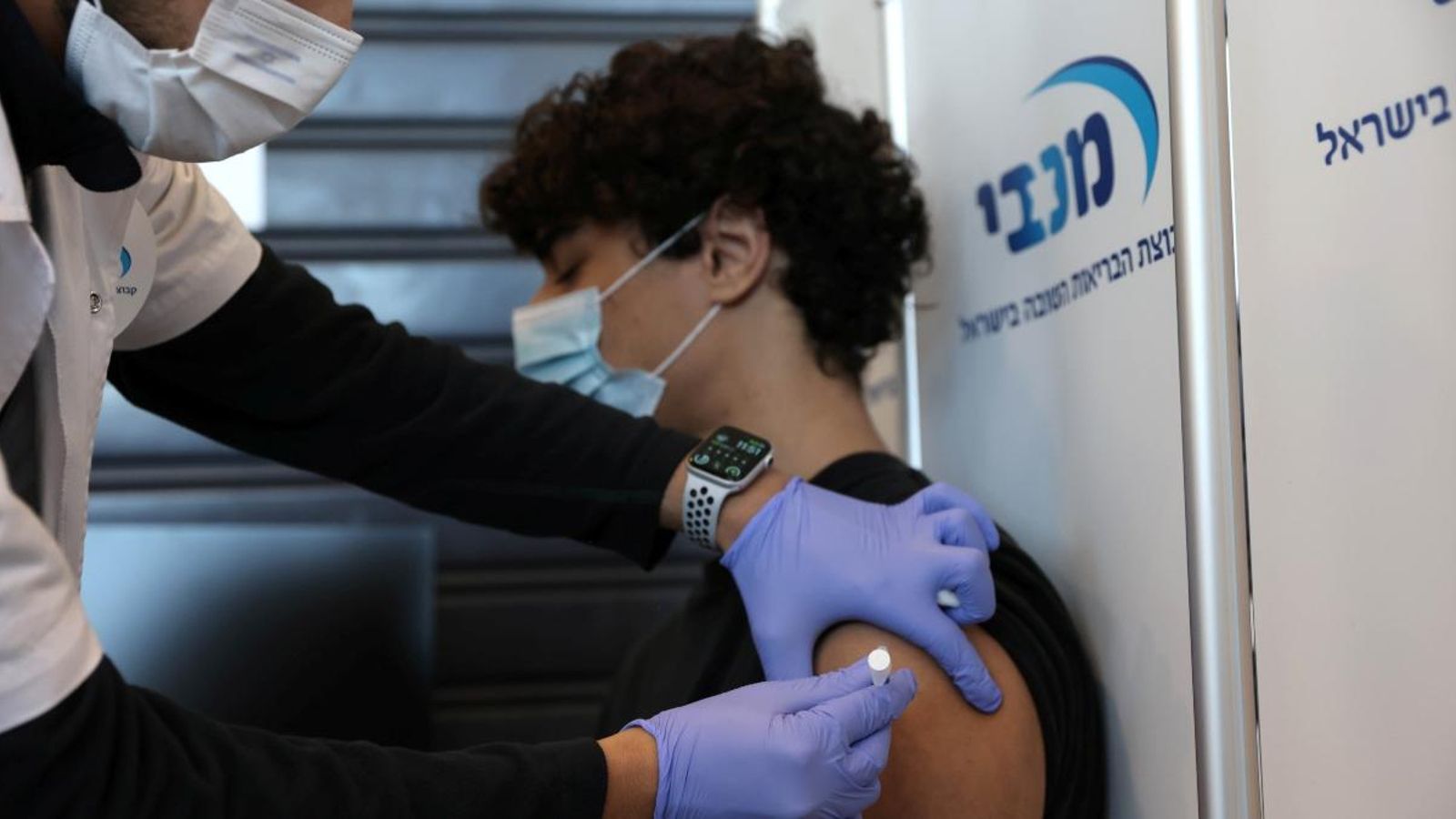 Un jove es vacuna a Israel, on la meitat de la població ja ha començat el procés d'immunització