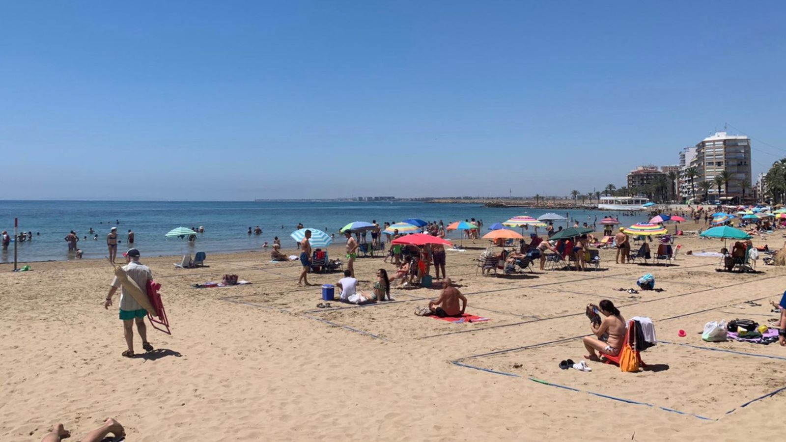 La platja de l'Acequión, està situada dins de la badia del port de Torrevella