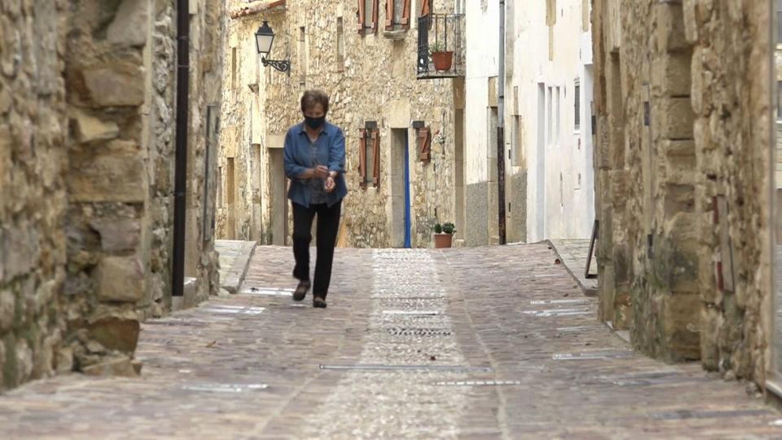 Els carrers d'Herbés, pràcticament buits, aquests dilluns