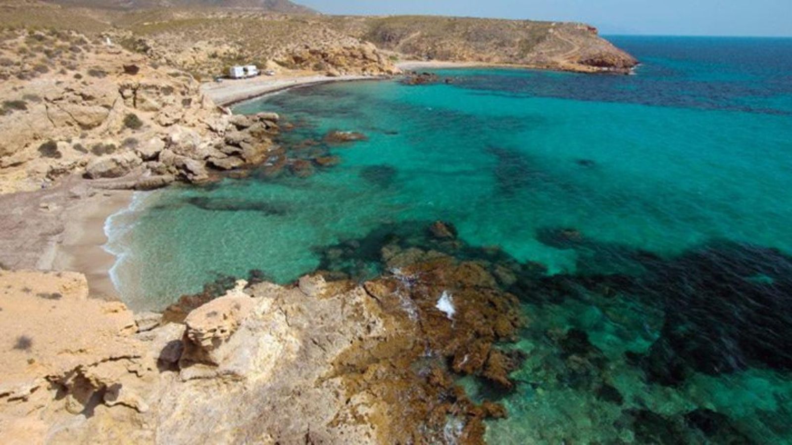 Imatge de la cala Desnuda i altres cales de Bolnuevo