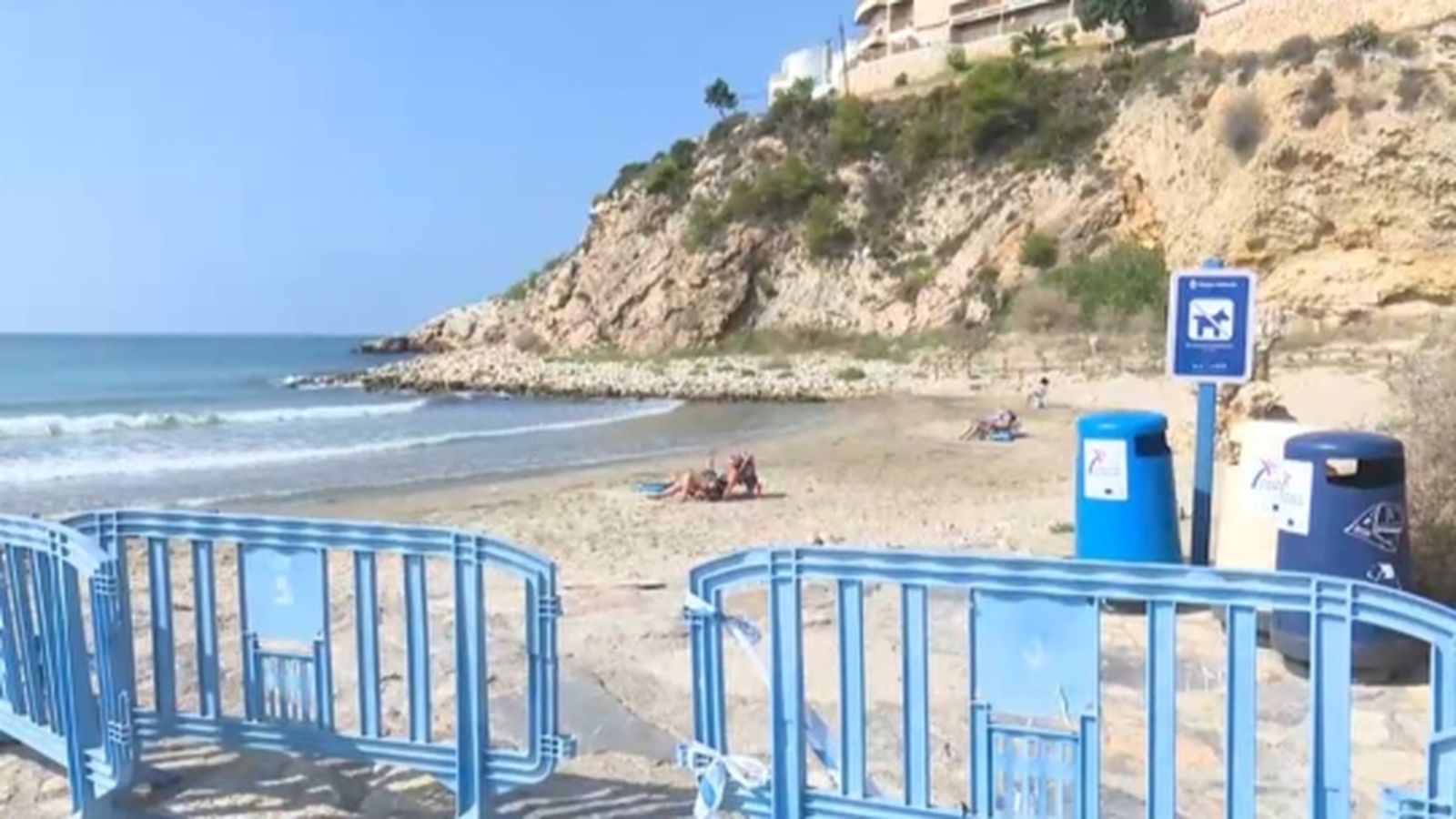 L’ajuntament ha retirat ja el cartell de prohibit el bany en aquesta platja de Peníscola que s’acaba de reobrir al públic.