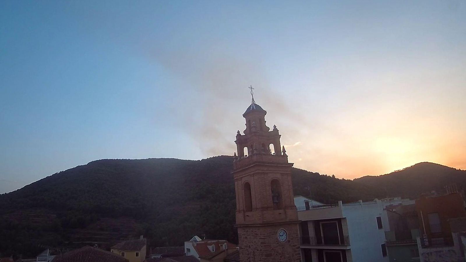 Imatge del fum de l'incendi de Calles sobre Gàtova