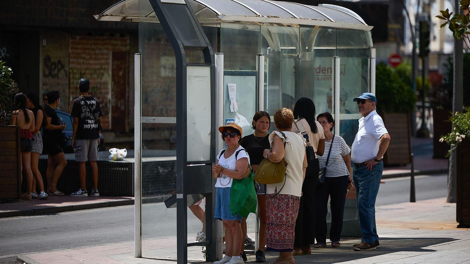 Un grup de gent es refugia en l'ombra d'una marquesina d'autobús de Talavera de la Reina, a Toledo, una de les províncies assotades per l'onada de calor