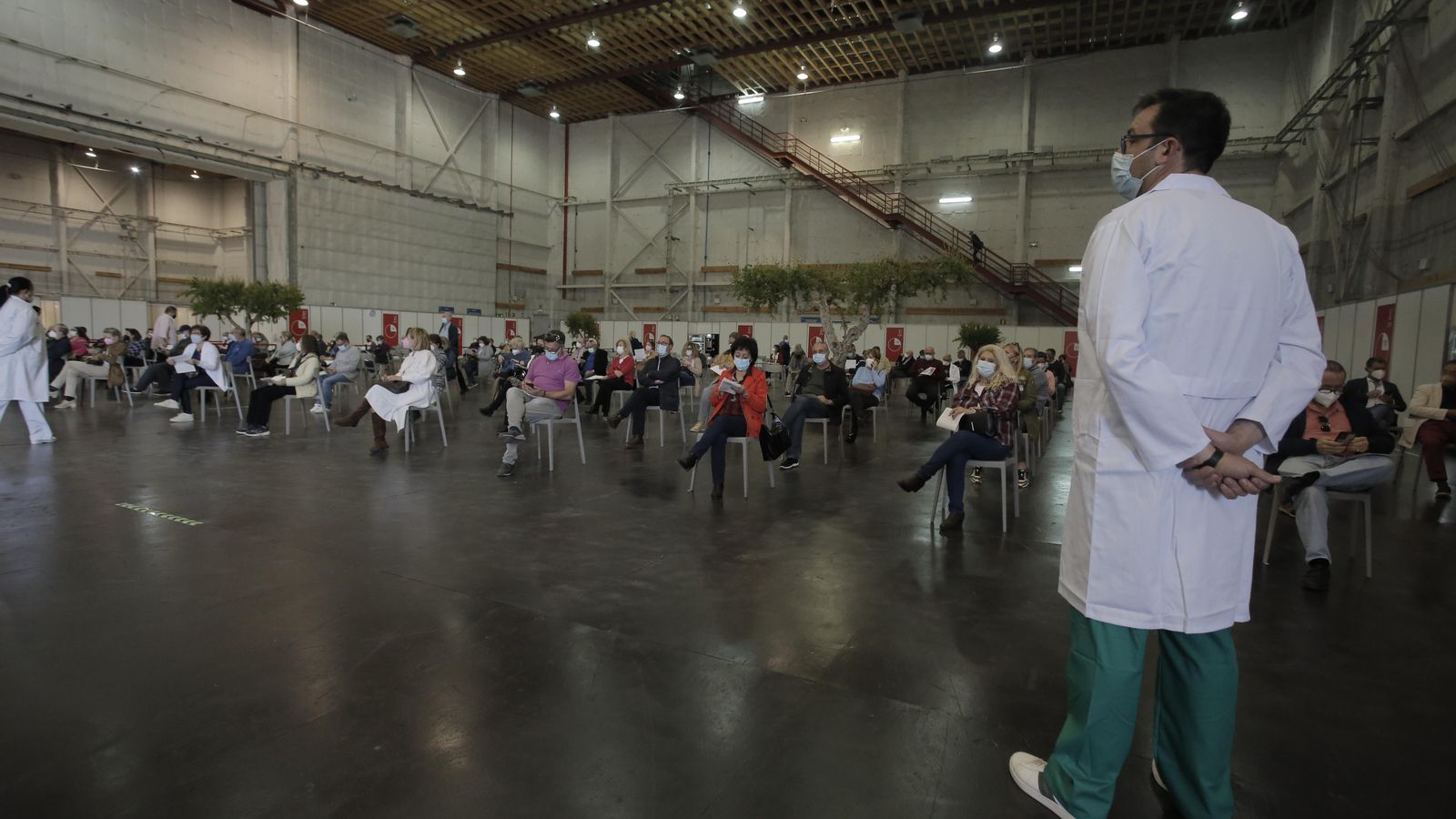 Desenes de persones esperen a ser vacunades en un centre de vacunació massiva d'Alacant