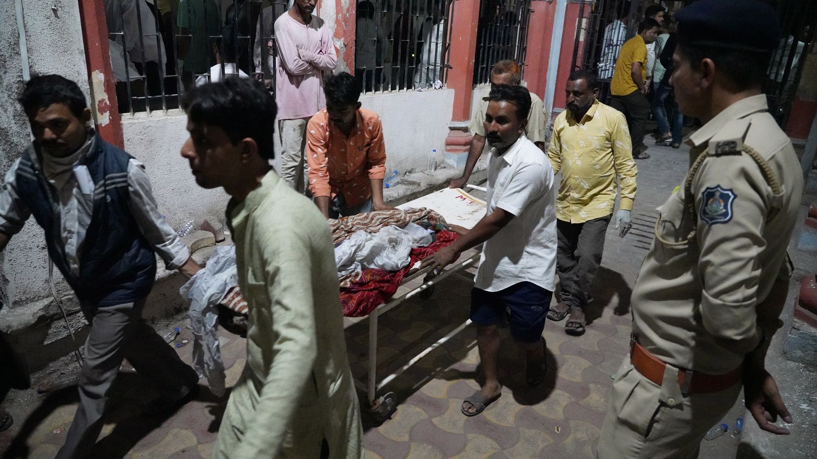 Ferits són traslladats d'urgència a l'hospital després que un pont penjant s'enfonsara a Morbi, Gujarat, l'Índia.