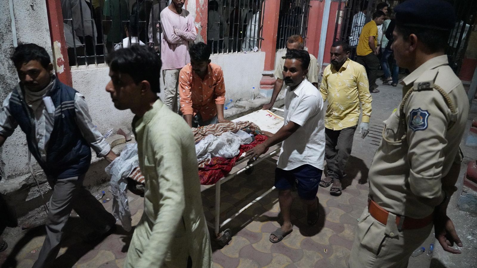 Els ferits són traslladats d'urgència a l'hospital després que un pont penjant s'afonara a Morbi, Gujarat, l'Índia Ferits són traslladats d'urgència a l'hospital després que un pont penjant s'enfonsara a Morbi, Gujarat, l'Índia.