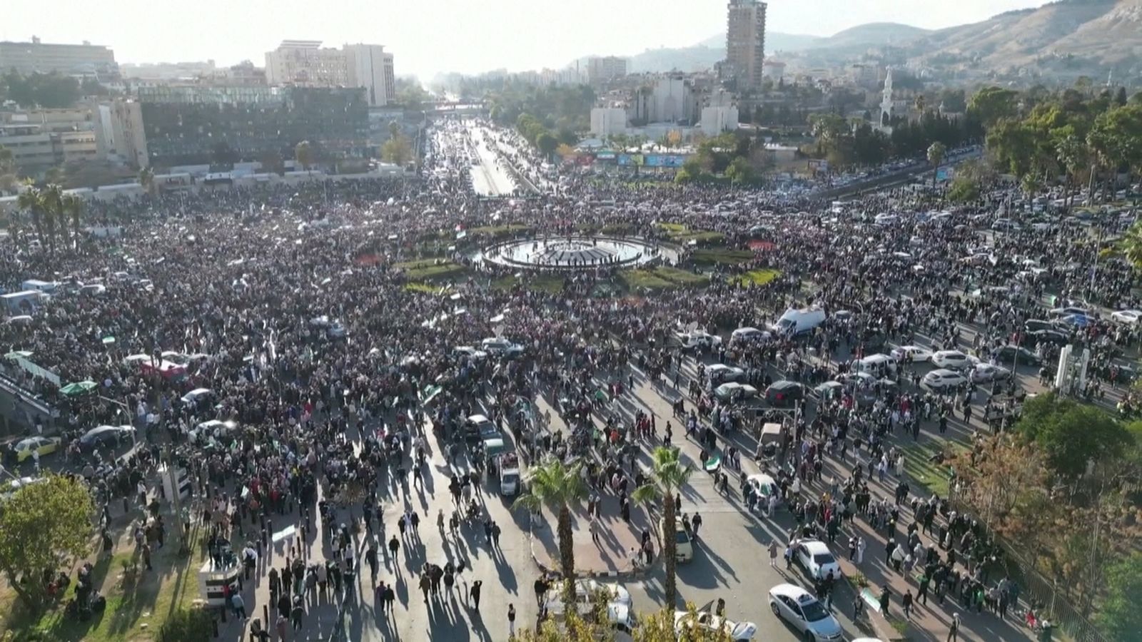 Primeres manifestacions a Síria després de la caiguda del règim d'Al-Assad