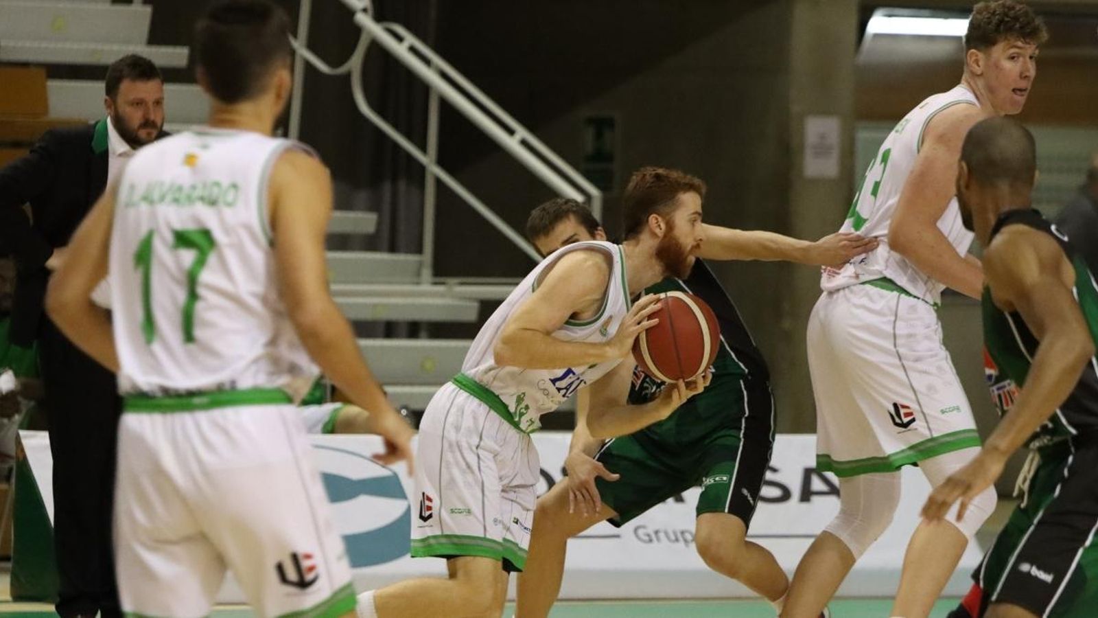 Edu Durán, en una acció del partit a Osca