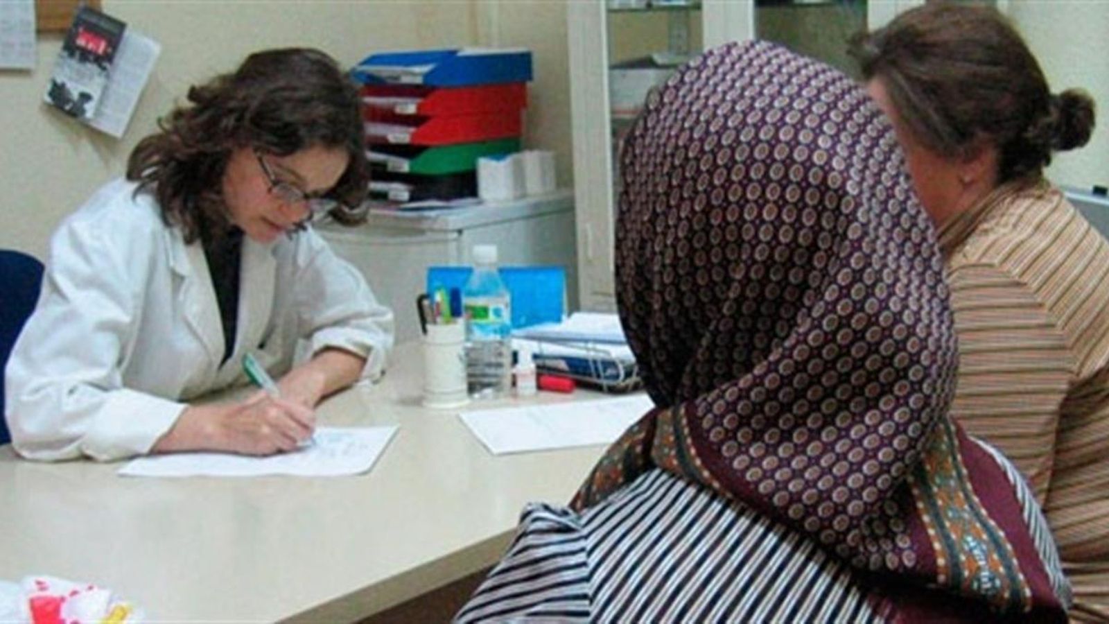 Sanitat trasllada a les autonomies els requisits per atendre gratuïtament els migrants indocumentats