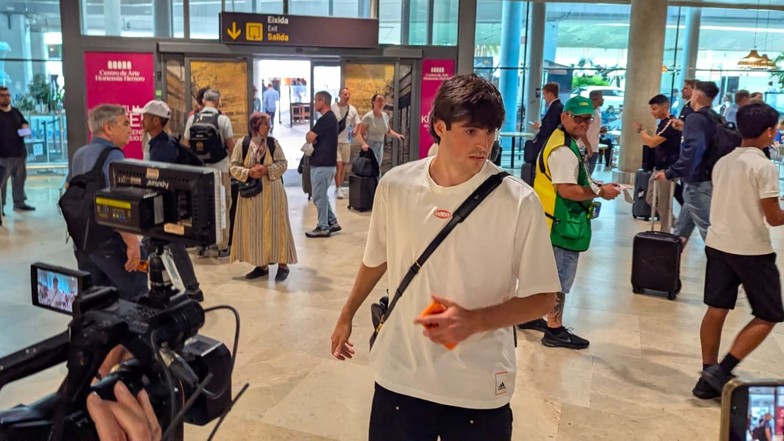 Javi Guerra, en l'arribada a l'aeroport de Manises