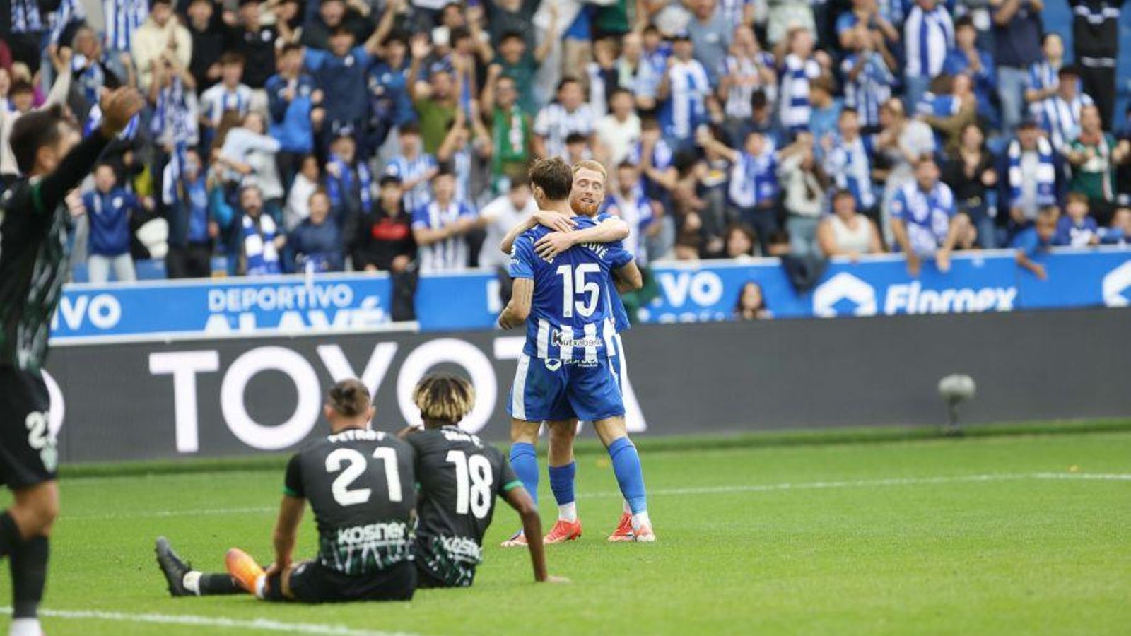 Lucas Boyé i Carlos Vicente celebren el tercer gol de l'Alabés