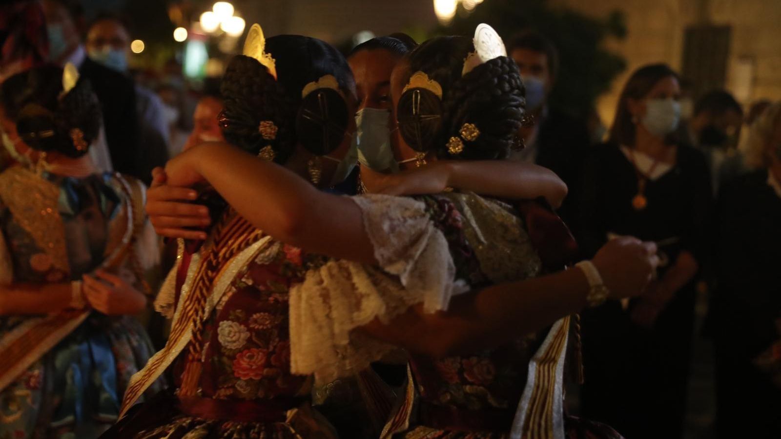 La fallera major infantil de València i la seua cort d'honor s'abracen després de la Cremà