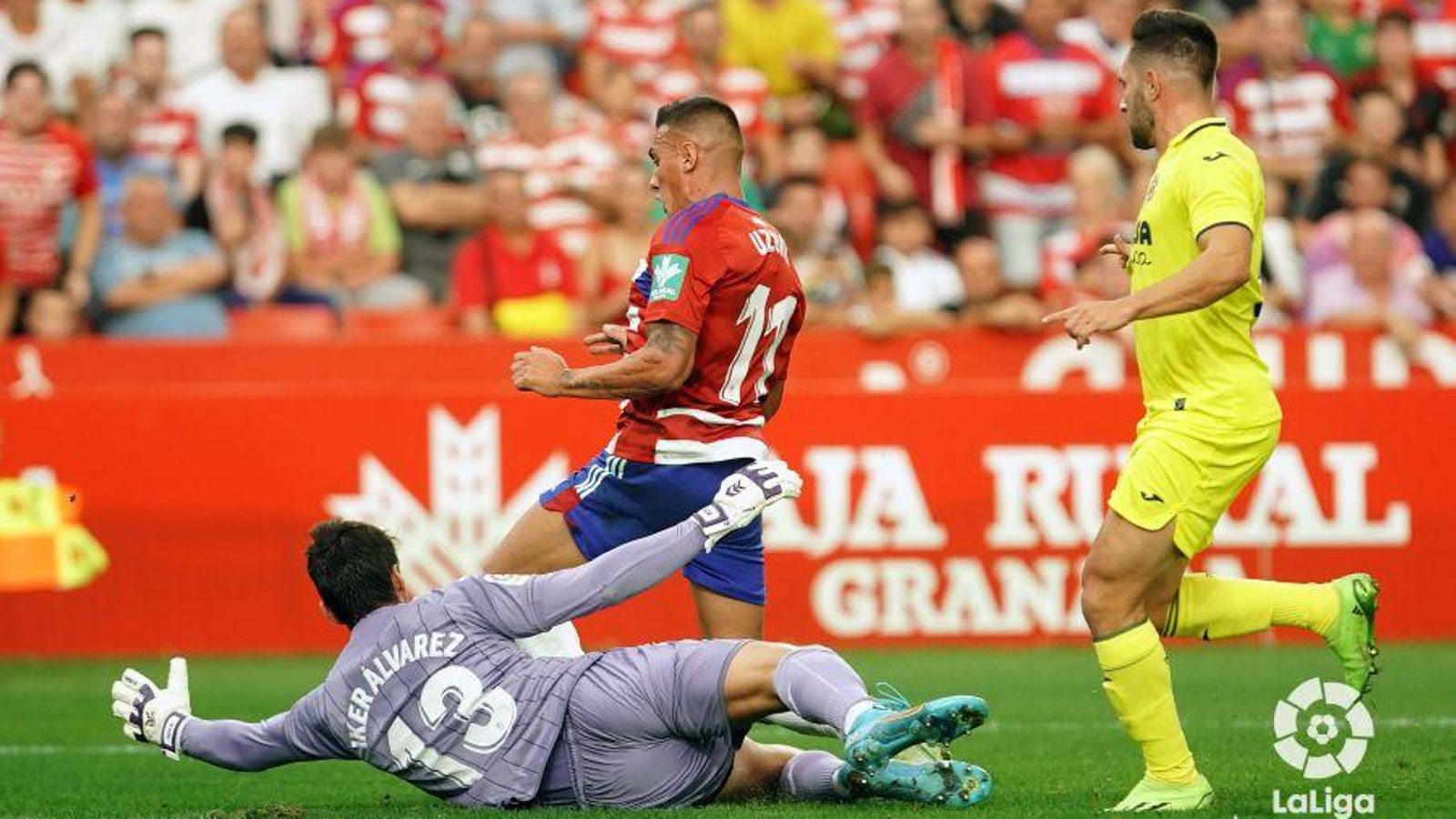 El porter del Vila-real B tracta de parar Uzuni