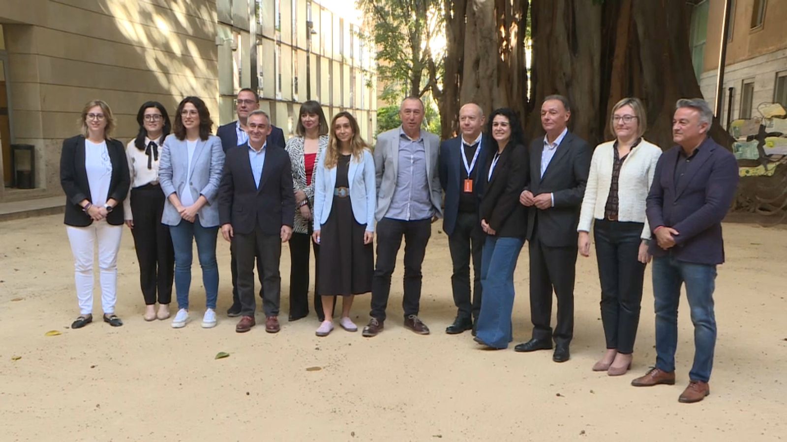 Representants de la Plaforma per un Finançament Just (CEV, CCOO-PV i UGT) posen amb els síndics de les Corts, amb excepció de Vox