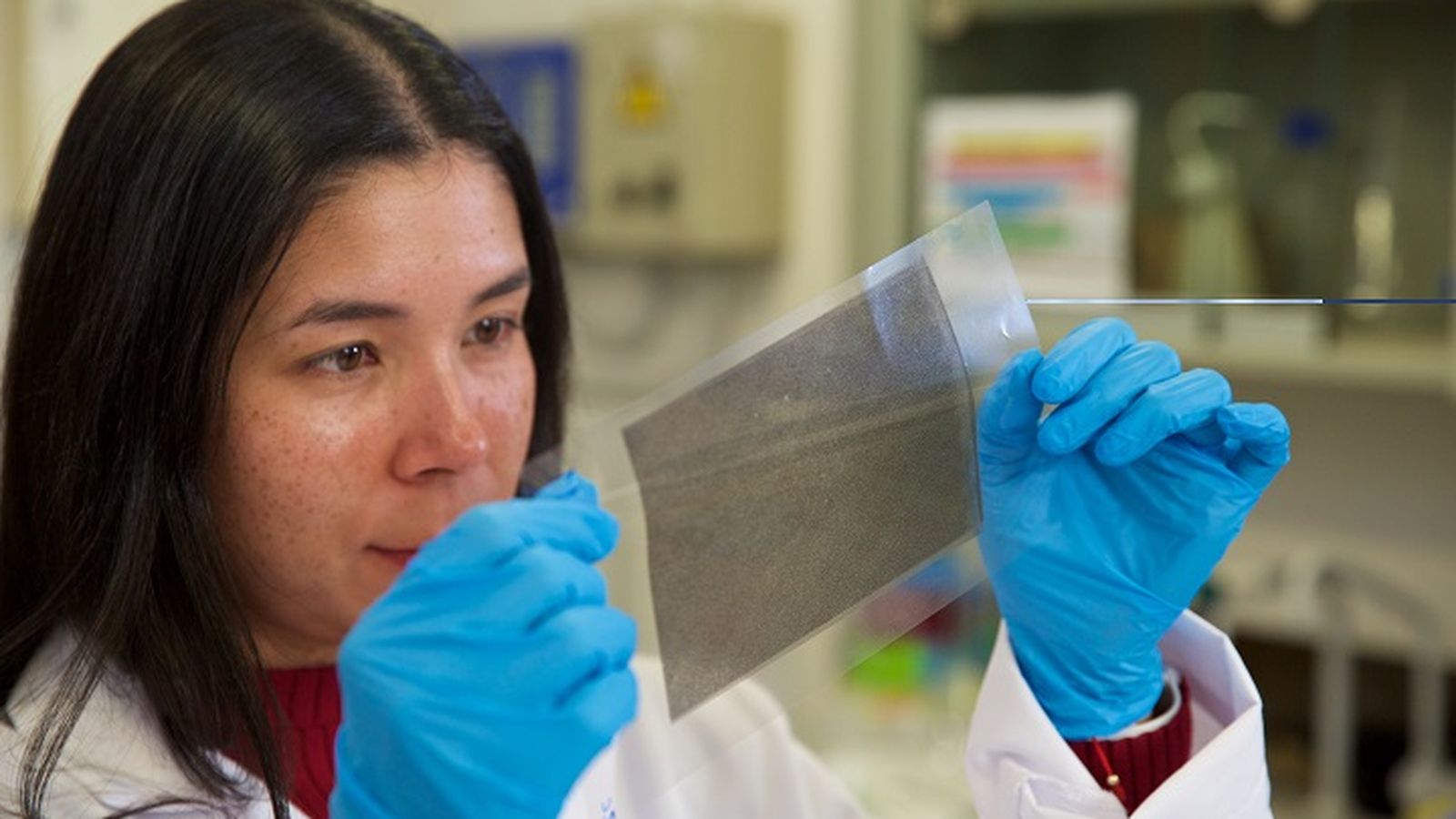 Una científica observa una mostra del nou material