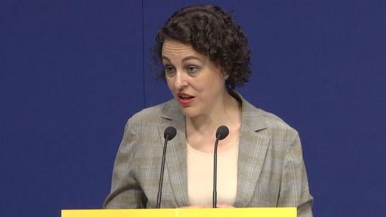 La ministra de Treball, Magdalena Valerio, s'ha compromés a estudiar la proposta.