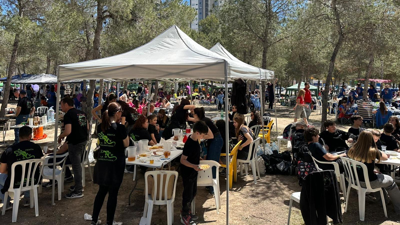 Milers de persones celebren el tradicional Dia de la Mona a Benidorm