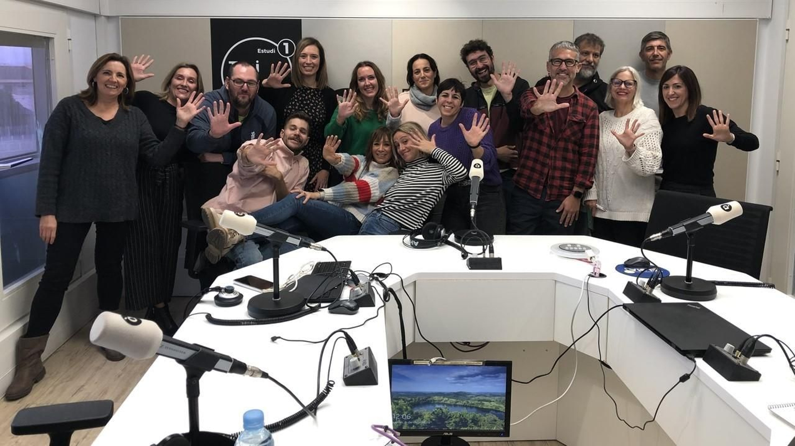 Algunes i algunes de les persones que fan possible la ràdio d'À Punt