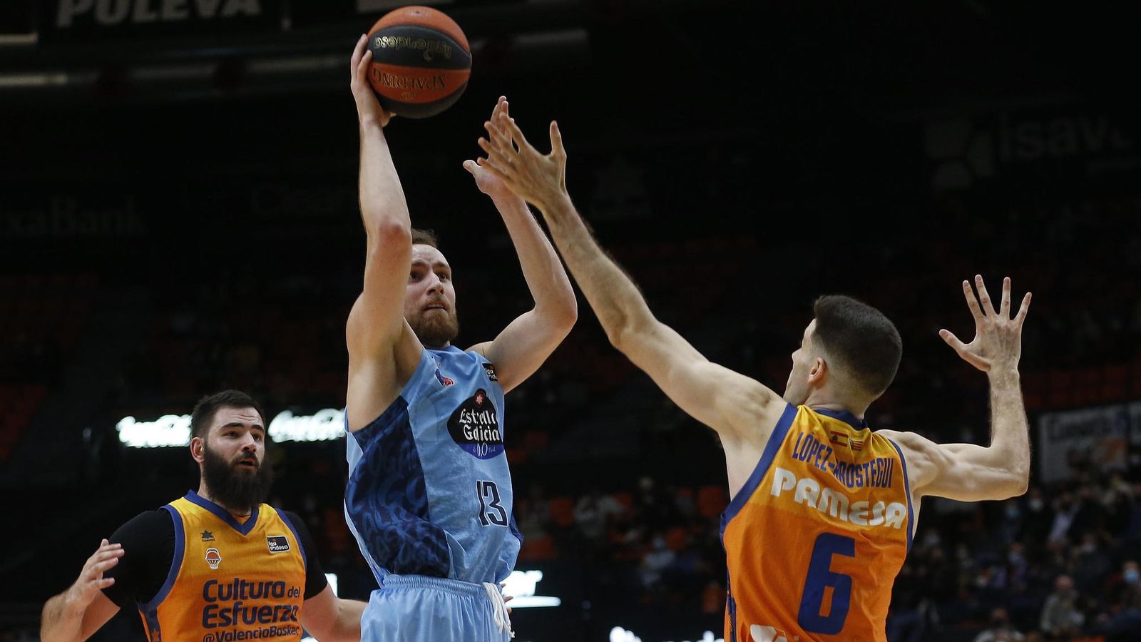 Musa, màxim anotador del partit amb 33 punts, fa un llançament davant la defensa de López-Arostegui