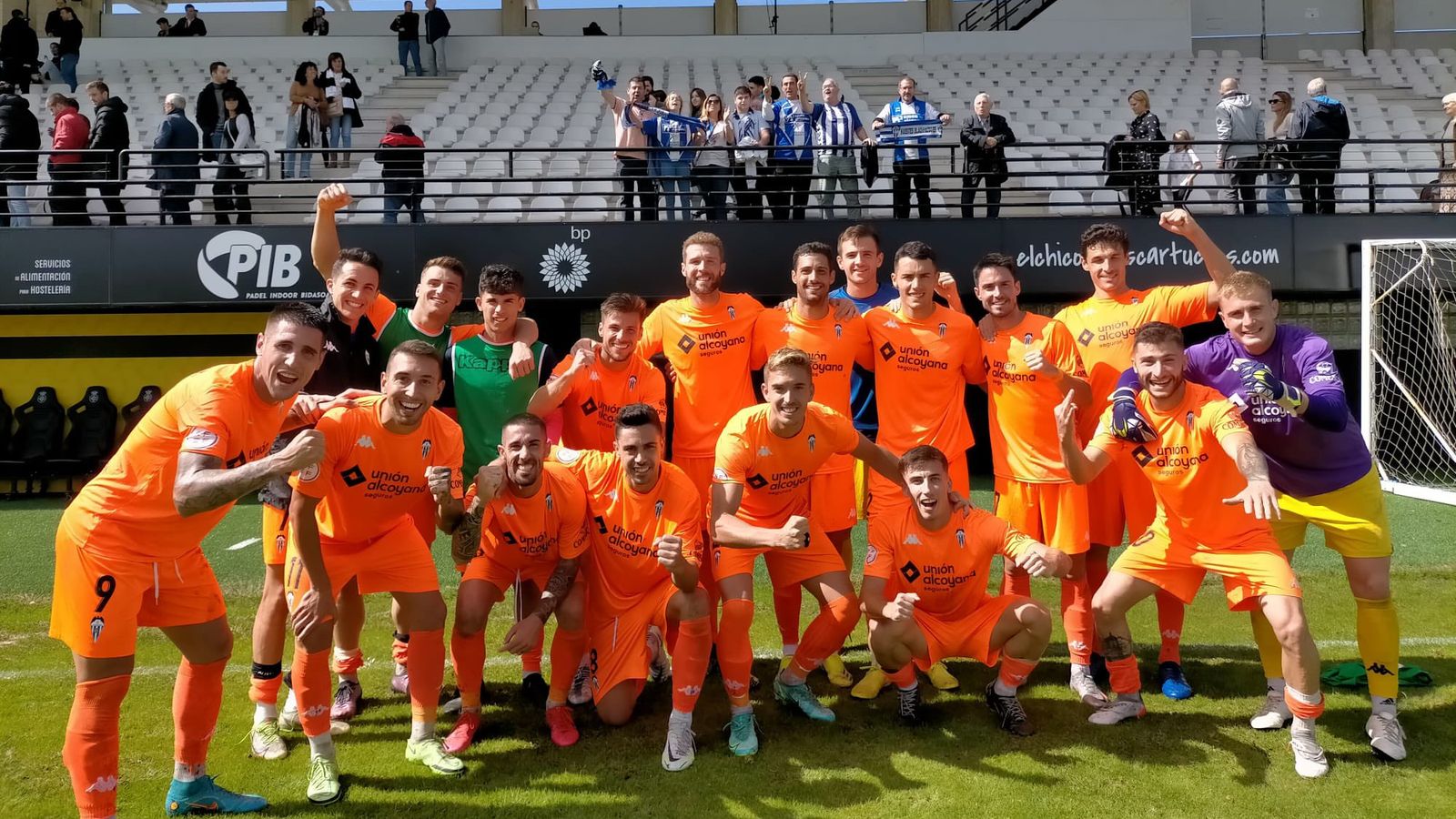 Els jugadors de l'Alcoià celebren el triomf a Irún