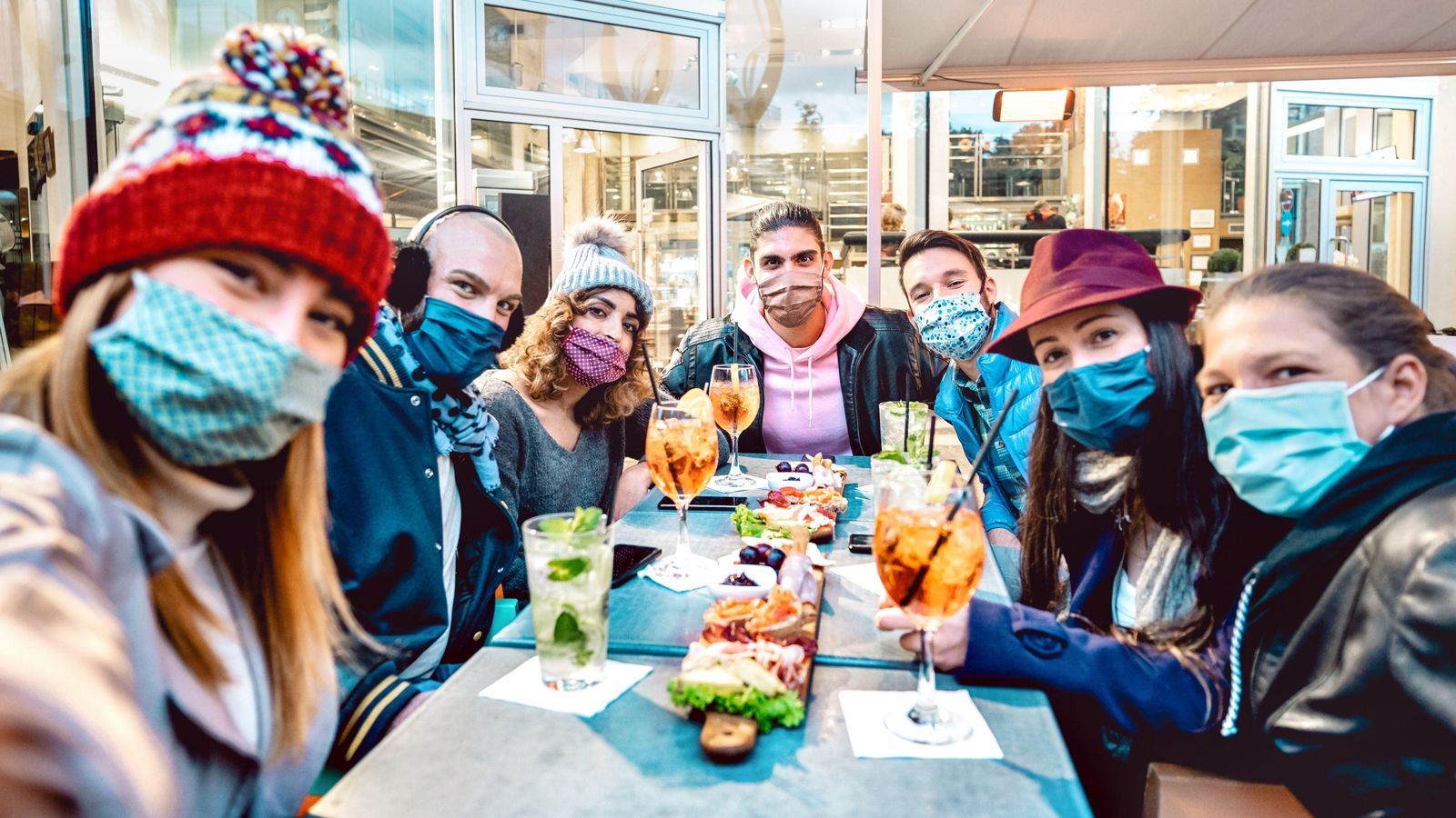 Una reunió d'amics i amigues, en una imatge d'arxiu