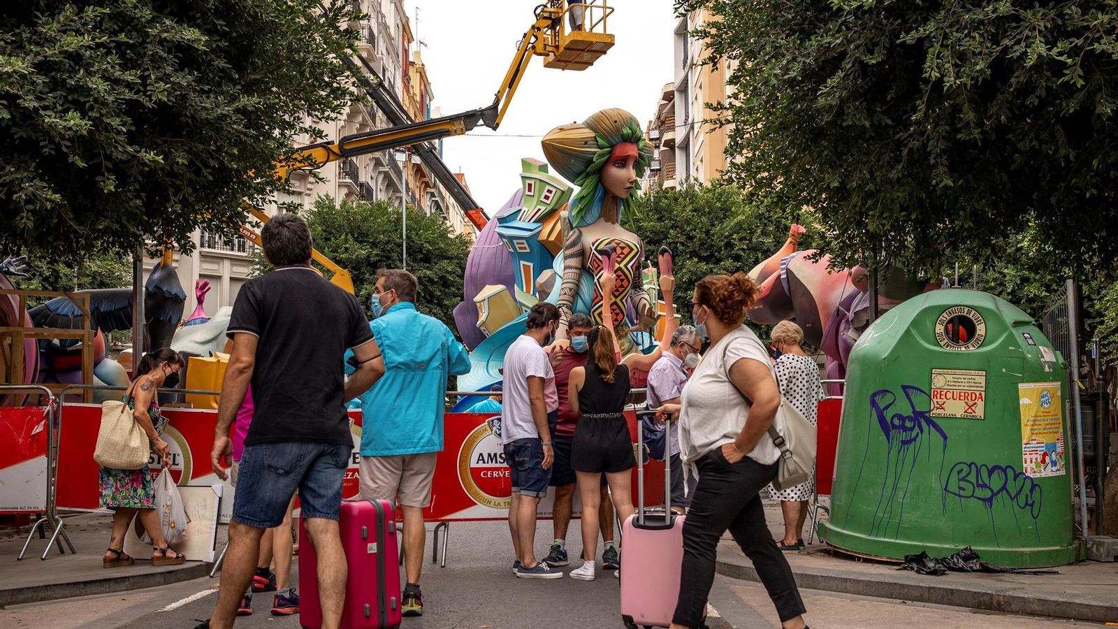 Turistes contemplen el muntatge d'una falla en els carrers de València