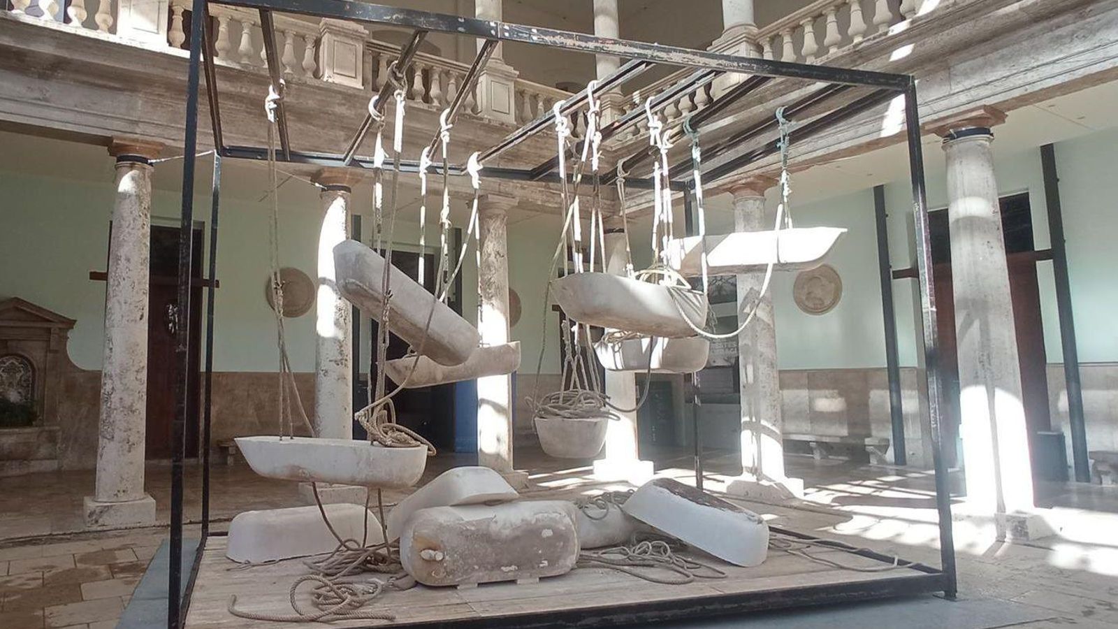 Banyeres d'escaiola com les de l'antic centre de salut mental de Bétera que denuncien el paper d'aquests centres