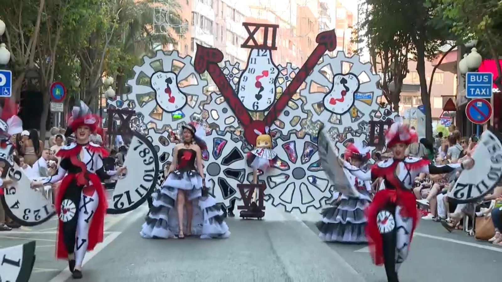 La Desfilada del Ninot recorre els carrers d'Alacant
