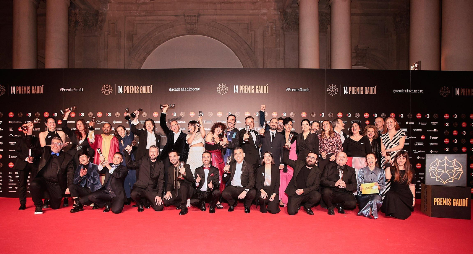 Els guardonats i els seus equips posen amb el seu Premi Gaudí