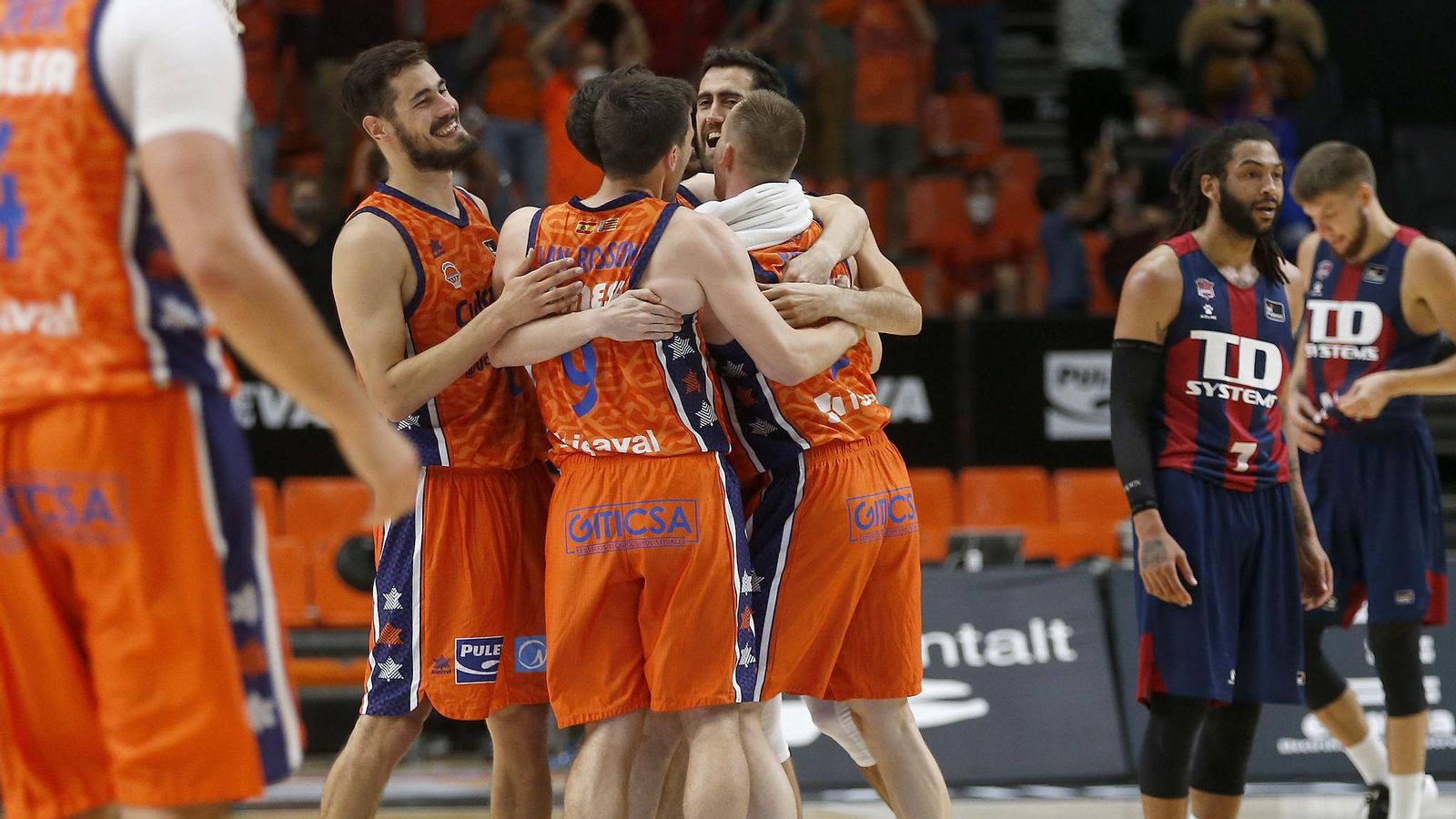 Els jugadors taronja celebren l'agònic triomf