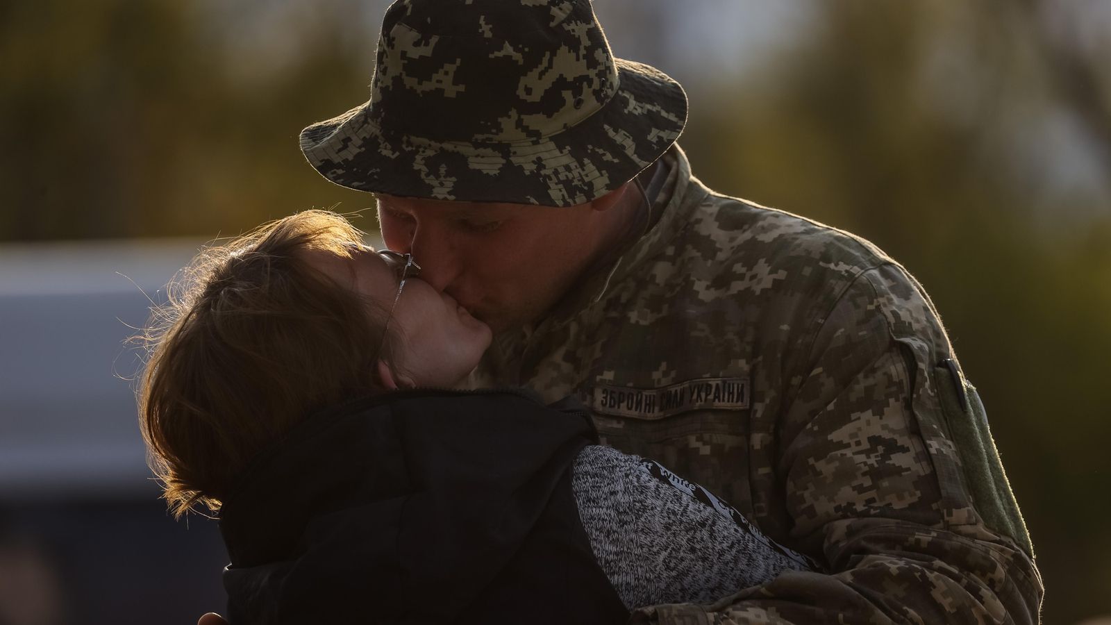 Un militar besa a la seua parella en retrobar-se en Zaporiya, a 220 quilòmetres de Mariúpol, Ucraïna