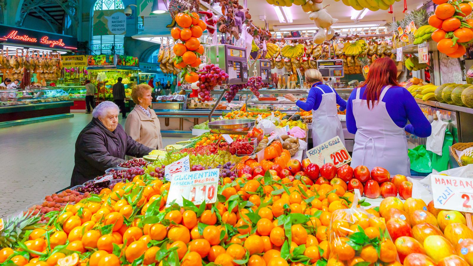 Un aparador de fruita i verdura al Mercat Central de València Un aparador de fruita i verdura al Mercat Central de València