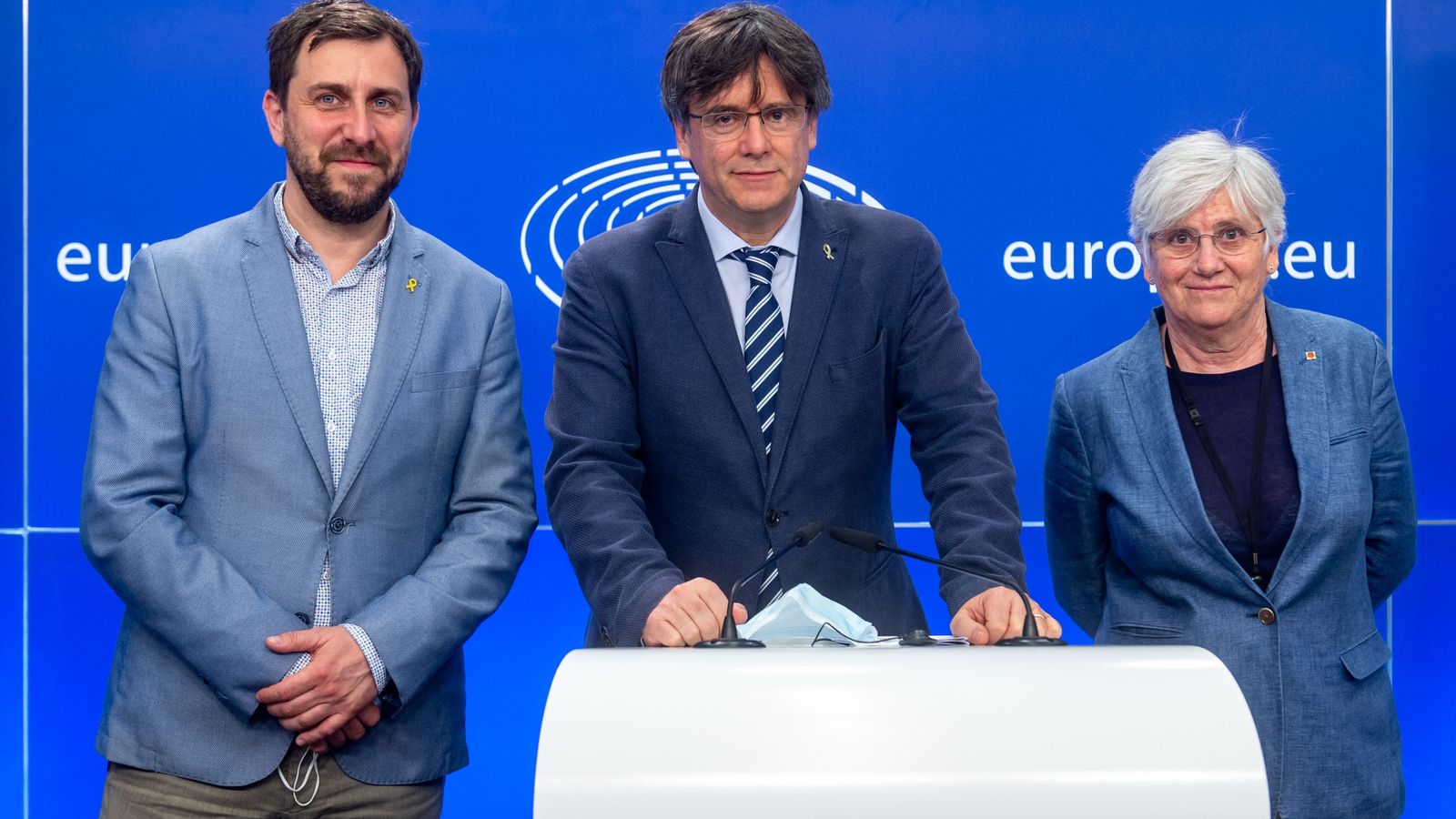 Carles Puigdemont (centre), acompanyat pels europarlamentaris Antoni Comín i Clara Ponsatí en una imatge d'arxiu